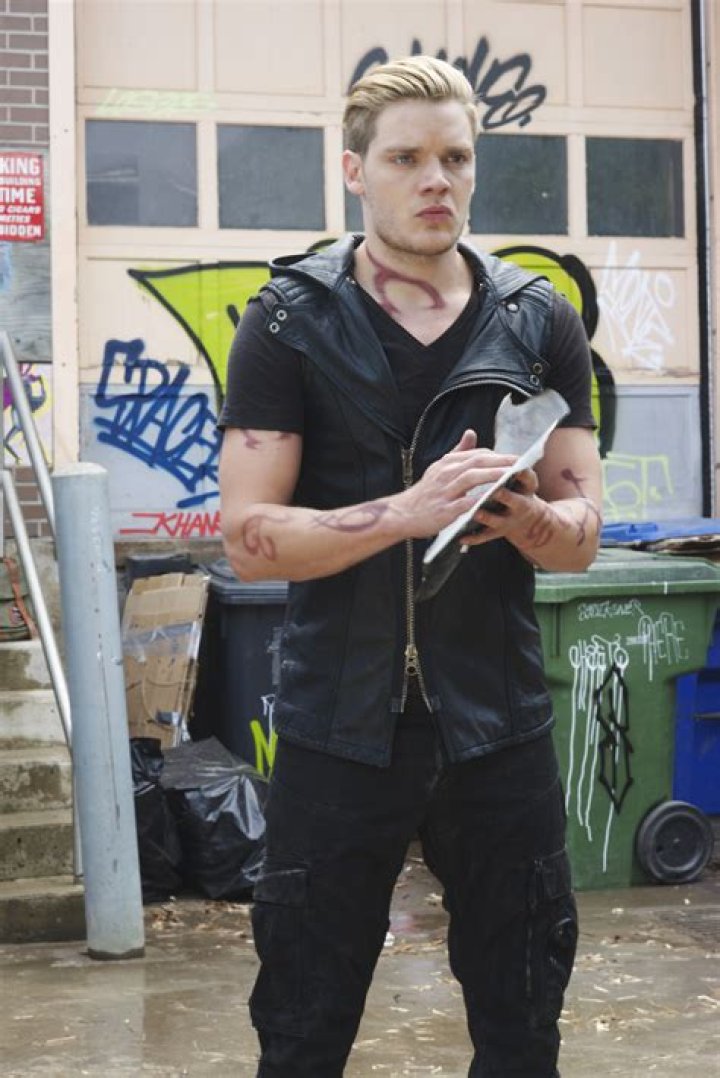 Can Alec & Clary Work Together To Find Valentine? Watch A Sneak Peek Of Tonight’s ‘Shadowhunters’ To Find Out! – Celeb Secrets