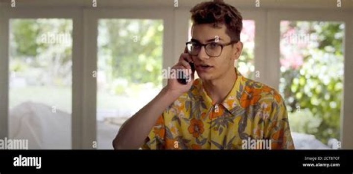 NOAH GROSSMAN, PEYTON CLARK – Celeb Secrets